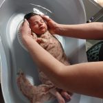Bain enveloppé bébé